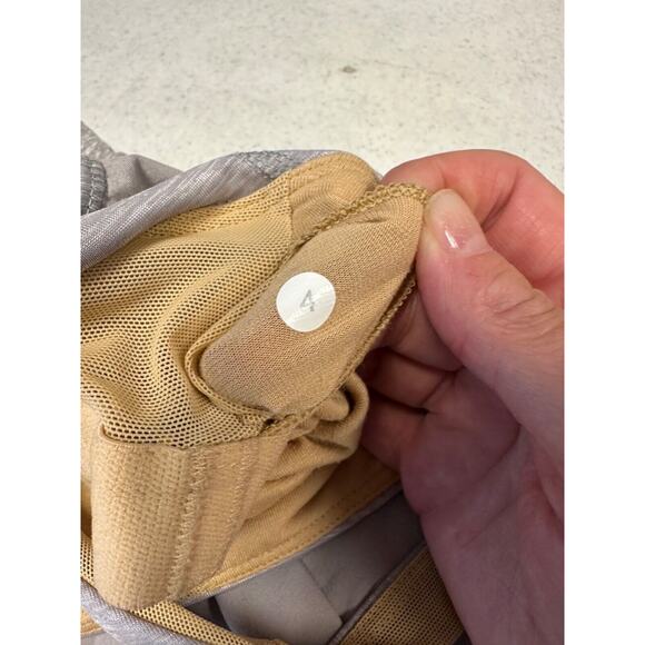 Lululemon Venus Racerback Tank size 4 Built in Bra Beige Layered Athletic D38 - Picture 7 of 7